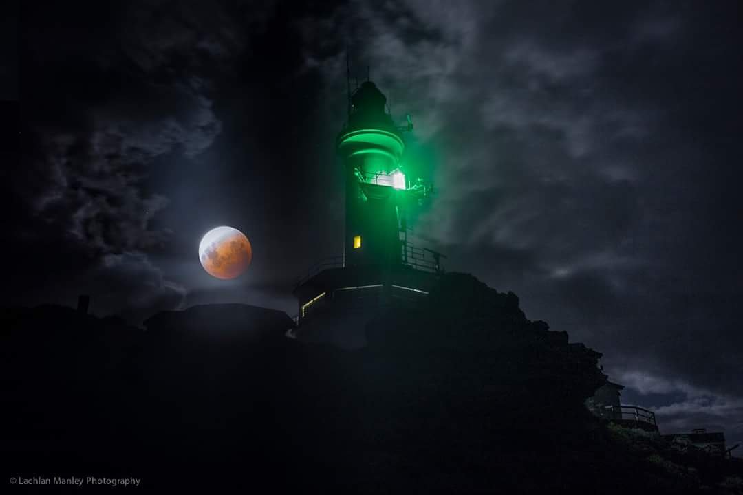 LachManleyPhoto's tweet photo. Last nights  partial eclipse of the moon from Point Lonsdale lighthouse station.

#lunareclipse2018 #proshoot #proshots #proshoot #picoftheday #photooftheday #roundthetwist #goodshot #capturevic #exploreaustralia #greatshot #picofthemonthclub #celestial #natgeo https://t.co/ztXMiC80IH