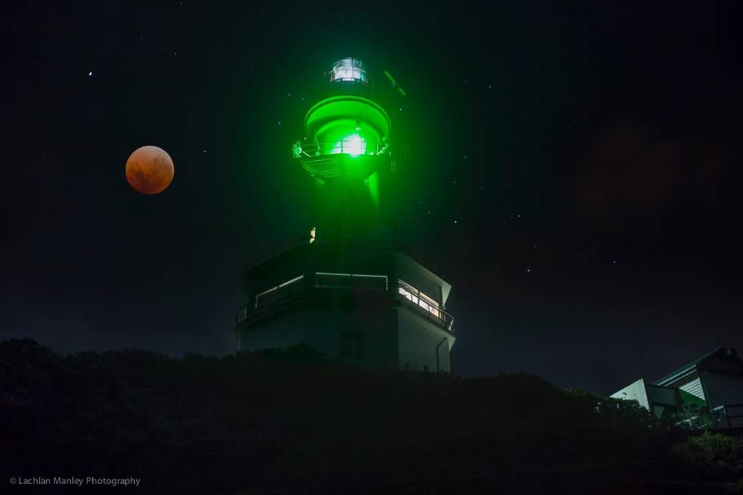 LachManleyPhoto's tweet photo. Last nights  total eclipse of the moon from Point Lonsdale lighthouse station.

#lunareclipse2018 #proshoot #proshots #proshoot #picoftheday #photooftheday #roundthetwist #goodshot #capturevic #exploreaustralia #greatshot #picofthemonthclub #celestial #natgeo https://t.co/Xu6uH7WiUx