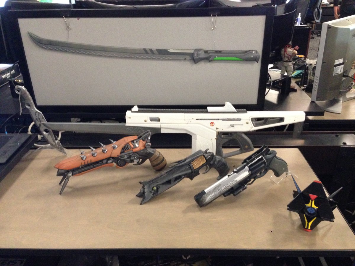 sloan_hood's tweet image. QuickFang takes it&apos;s place of honor on my desk at work. Haha.
 #Destiny2 #DESTINY #bungie #Maker #cosplay #Props