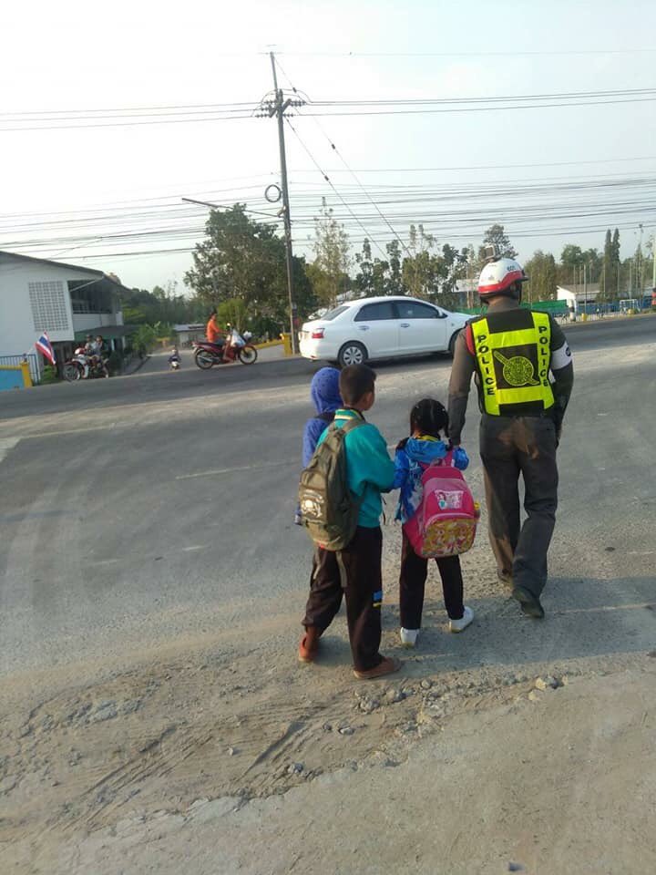 BuntharikPolice's tweet photo. จนท.ตร.สภ.บุณฑริก ออกปฏิบัติหน้าป้องกันอาชญากรรมต่างๆและอำนวยควมสะดวกการจราจร ในยามเช้า ในบริเวณหน้าโรงเรียน  เขตชุมชน ขอให้พี่น้องประชาชนขับรถด้วยความระมัดระวังเป็นพิเศษเพื่อป้องกันอุบัติเหตุที่จะเกิดขึ้นกันด้วยนะครับ @PoliceRegion3 @ubonpolice @บุณฑริก https://t.co/pk93Kfs7Ll