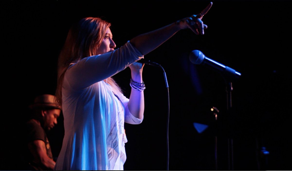 starwitnesstime's tweet photo. Our lead singer Fern knows where it's at...She'll even point the way.
#singer #stage #livemusic #vocals #musicproduction #pdx  #alt #soul #pop #rock #music #song #musicphotography #band #guidance #portland #lovewins #pdxmusicscene  #strongwomen #cascadia #womanpower https://t.co/nx9tKMdOjT