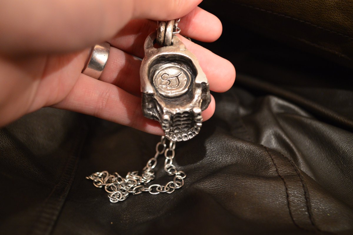 StrivionJacobs's tweet photo. @Korn Anyone want a piece of jewellery, it's on the house! https://t.co/kgipcq6a5V