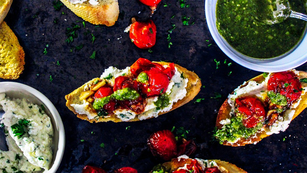 Crostini with Ricotta and Blistered Cherry Tomatoes drinksandnoms.com/tomato-crostin…