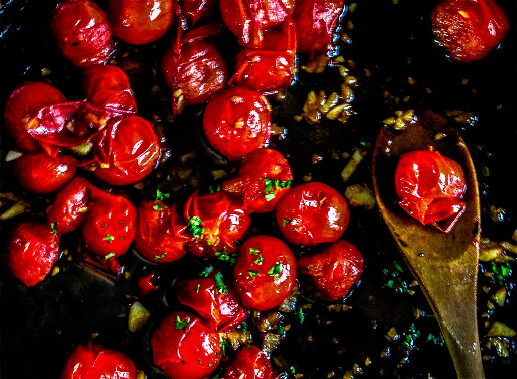Blistered Cherry Tomatoes drinksandnoms.com/blistered-cher…