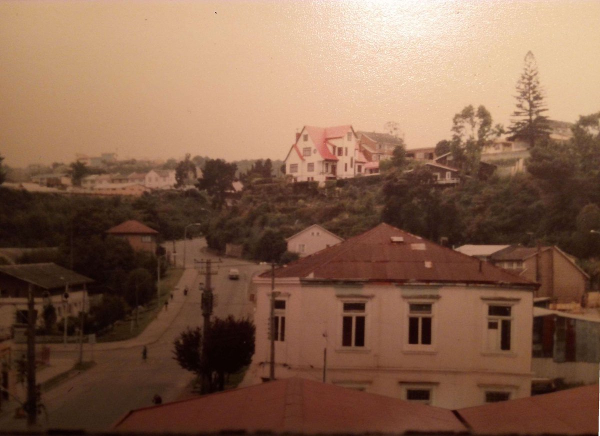 jorgemartel's tweet photo. Puerto Montt.  Subida calle Ejército. 1980 https://t.co/l62bYUhLxf