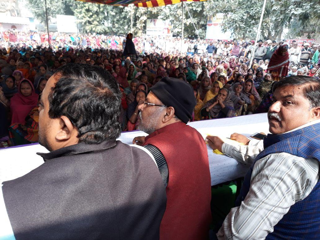 यह तस्वीर मुशहरी मुखिया संध, मुजफ्फरपुर कि है राज्य सरकार के नाकामी और पंचायतो मे मुखिया केअधिकारो मे कि जा रही कटौती के विरोध में कि गई इसमेँ 15-20 हजार लोगों की उपस्थिति इस बात को दर्शाता है यहाँ की जनता जो मात्र एक प्रखंड कि है सरकार से ऊब चुकी हैं