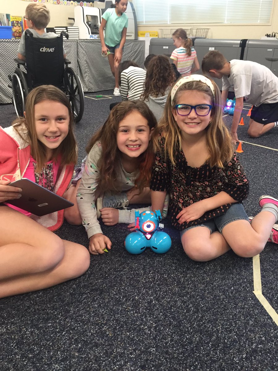 Girlies coding with Dash ❤️ @Arroyo_TUSD <a href="/TUSDSTEM/">TUSD STEM</a>