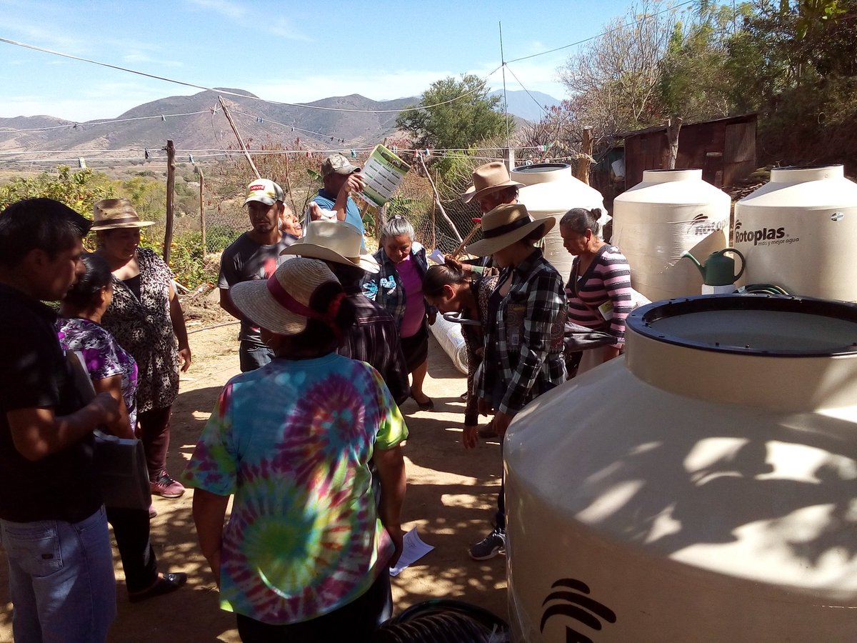 Felix_Gtz_P's tweet photo. Acompañamiento de la IES Oaxaca en la entrega recepción de activos de proyectos de producción de hortalizas @PesaOaxaca en #Guegovela con la @Adrs_Zaachila @RigobertoGomez_ @LinoVelazquez @PESAMEXICO @SAGARPA_Oax @_rubenluna @MCSProductores @veroejg https://t.co/1NfuMkZVn4