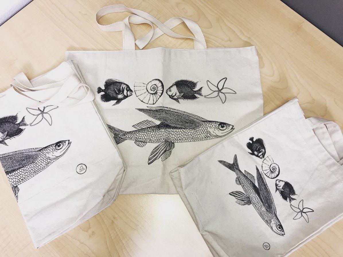 ProjectFin_'s tweet image. Help end plastic pollution by buying my reusable grocery bags! Part of every purchase is donated to clean the ocean! They are $7 and proceeds from each bag go to organizations cleaning the ocean! Cash or cashapp Nicole D’Arpa 🐠🐬🐳