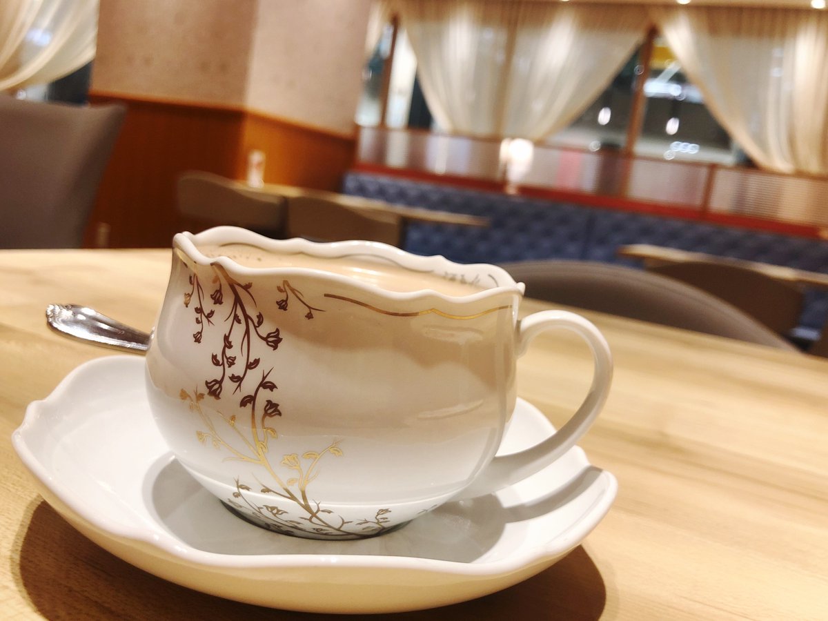 おはようございます〜♪
今日は1人で「ﾛｲﾔﾙﾐﾙｸﾃｨｰ」飲みながら、まったり ^_^

珍しく、色々と考え事してます(笑)