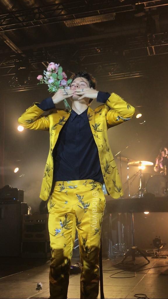fighthouis's tweet photo. parabéns pra esse puta ser humano que é Harry Styles e que só me dá orgulho #HappyBirthdayHarryStyles @Harry_Styles https://t.co/8kbgMwU0Bu