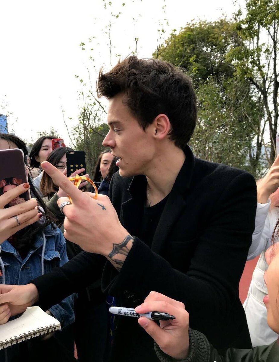 fighthouis's tweet photo. parabéns pra esse puta ser humano que é Harry Styles e que só me dá orgulho #HappyBirthdayHarryStyles @Harry_Styles https://t.co/8kbgMwU0Bu