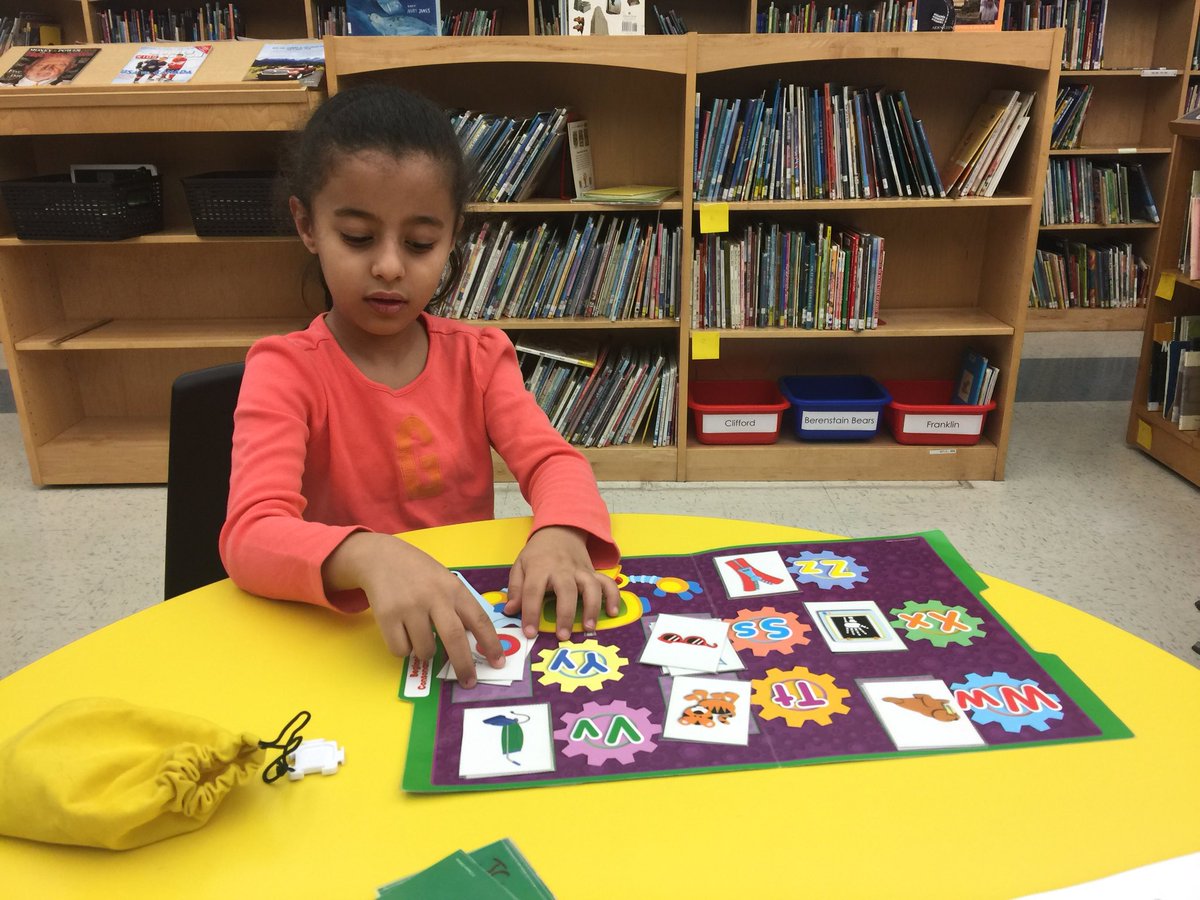 jenna_cowell's tweet photo. Beginning sounds, picture word bingo, and Cloze sentences using our bingo cards made for a busy morning @BegleyBroncos1! Supporting our ELLs with purposeful learning! #buildingeverdayvocabulary #picturesandwords #simplesentences #fun https://t.co/PvYUFjTYYs