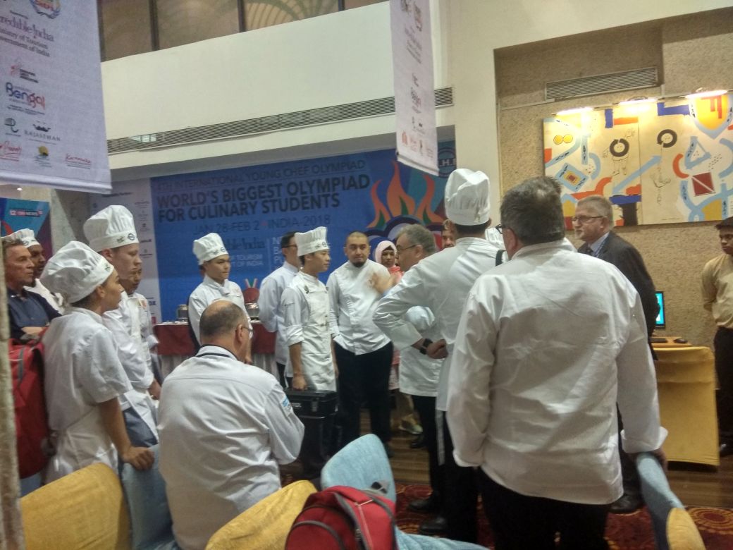 TechRupayan's tweet photo. Group D about to start cooking now.
#yco18 @SanjeevKapoor @ChefKak @ranveerbrar @subornobose @d_foskett @ycolympiad @IIHMHOTELSCHOOL @EtihadAirways @ITCHotels @Accorhotels @FuriousEkansh @LoganJrChef @Gmacchef  @AirAsia @emirates @vishalkoliihm @DirectorIIHM @IIHM_YCOlympiad https://t.co/qTXC0Tll7D