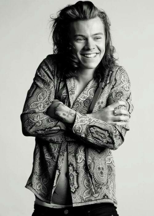 raylinhaaa's tweet photo. E essa pessoinha muito especial tá fazendo aniversário 🖤#HappyBirthdayHarryStyles https://t.co/O5mLEHP598