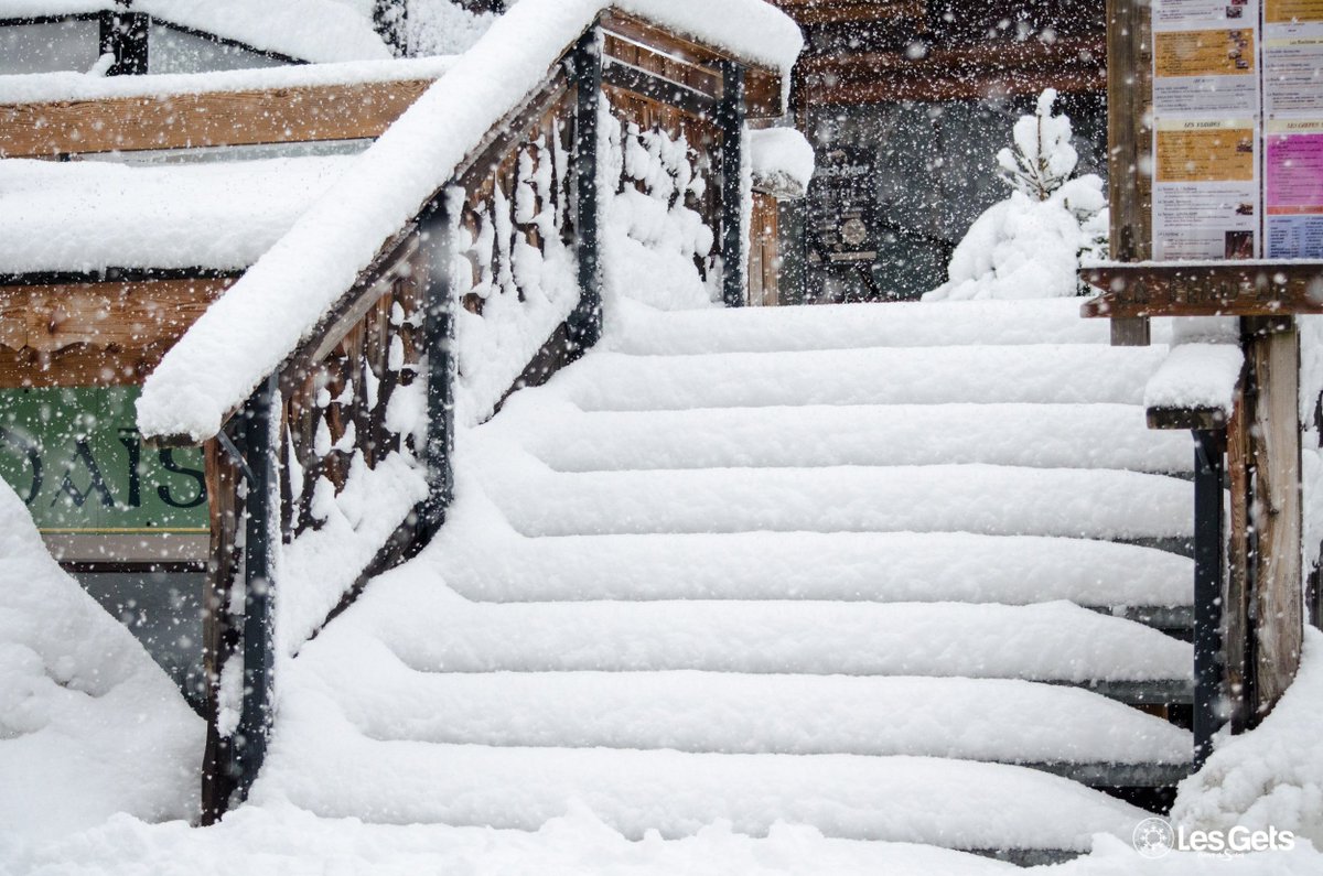 lesgetsnews's tweet image. ❄️ ❄️ La bonne surprise du matin ! 15 cm de neige fraîche dans le village 😍 ! #MadeinLesGets