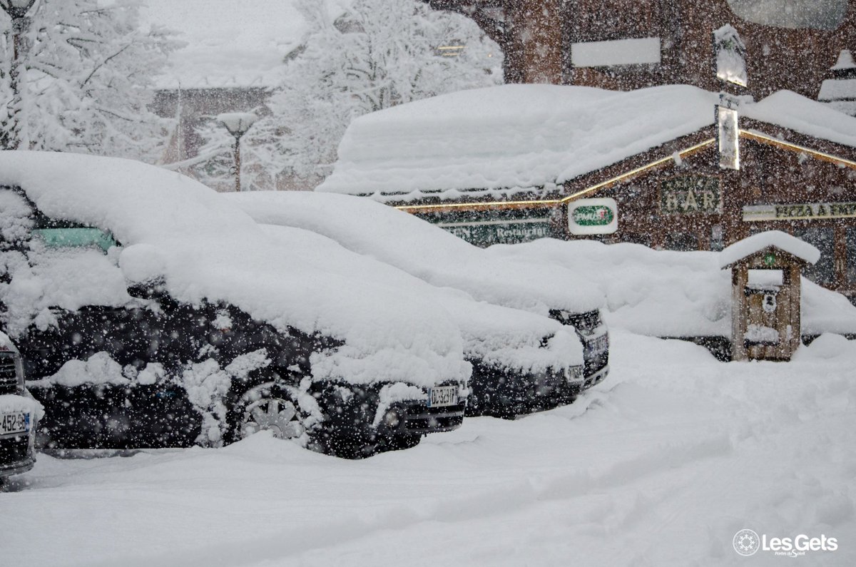 lesgetsnews's tweet image. ❄️ ❄️ La bonne surprise du matin ! 15 cm de neige fraîche dans le village 😍 ! #MadeinLesGets