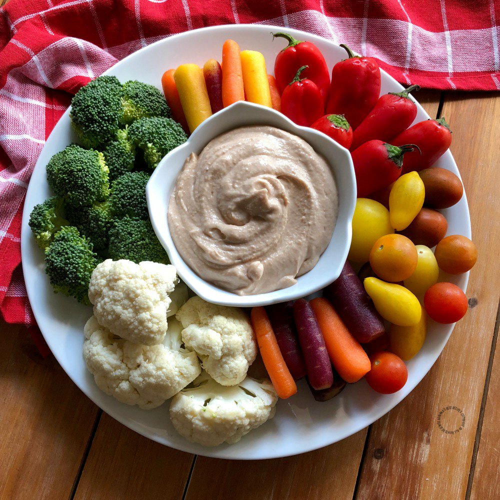 ABRecipes's tweet photo. Pinto bean hummus paired with a crudité of veggies. A simple appetizer ready in less than 10 minutes! #RecetasDeliciosas #GameDayEats https://t.co/hD6sbTZPR9 https://t.co/BsWol0c0mw