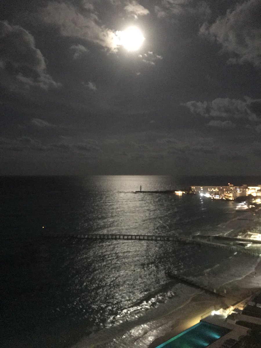 Kieransharpee's tweet photo. Mexico at night #mexico #wow #stunning https://t.co/5QVBDXlYzu