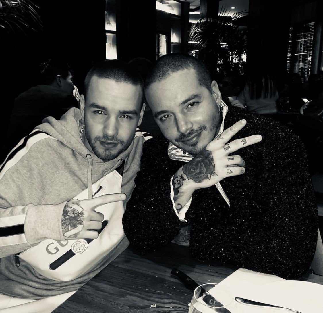 vhxsehun's tweet photo. ¿Cual de los dos es Liam? 😂 https://t.co/tyBxb3kOYq