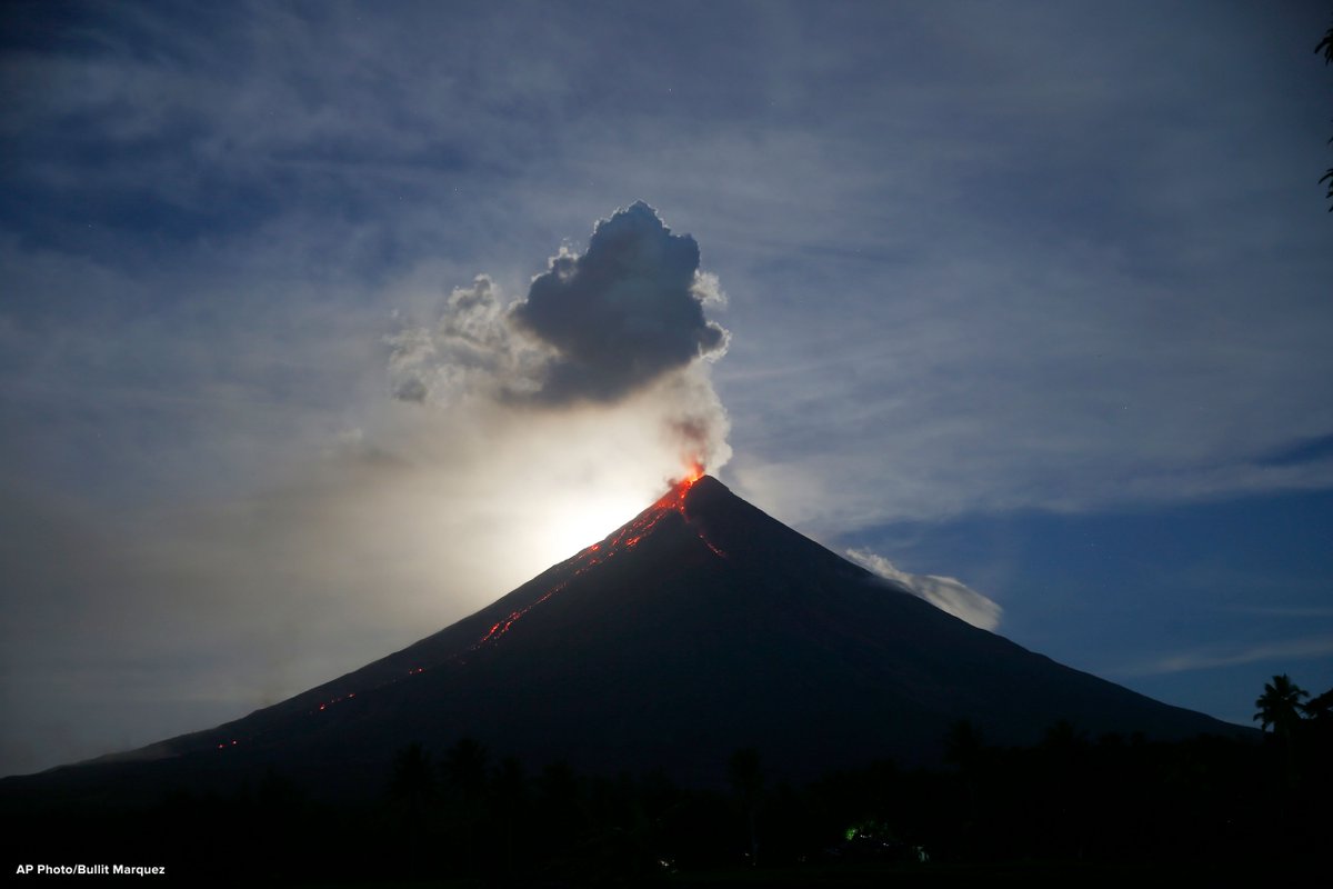 Mount Mayon: Spectacular photos show the super blue blood moon setting ...