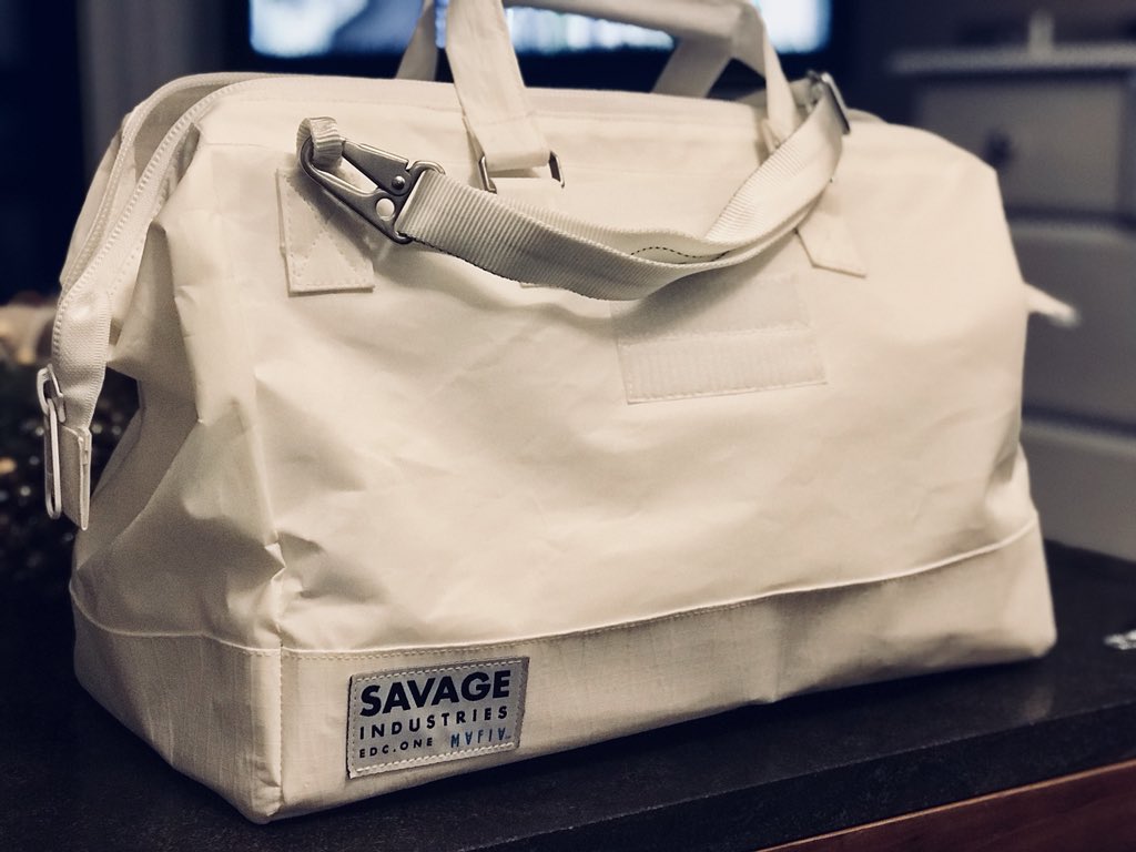 My #SavageEDC One bag finally arrived! Thanks to the support team for making it right when the first bag got lost in shipping. Hats off to @donttrythis for making it both beautiful in white yet not precious feeling. Totally going to be my bare essentials automotive tool bag.