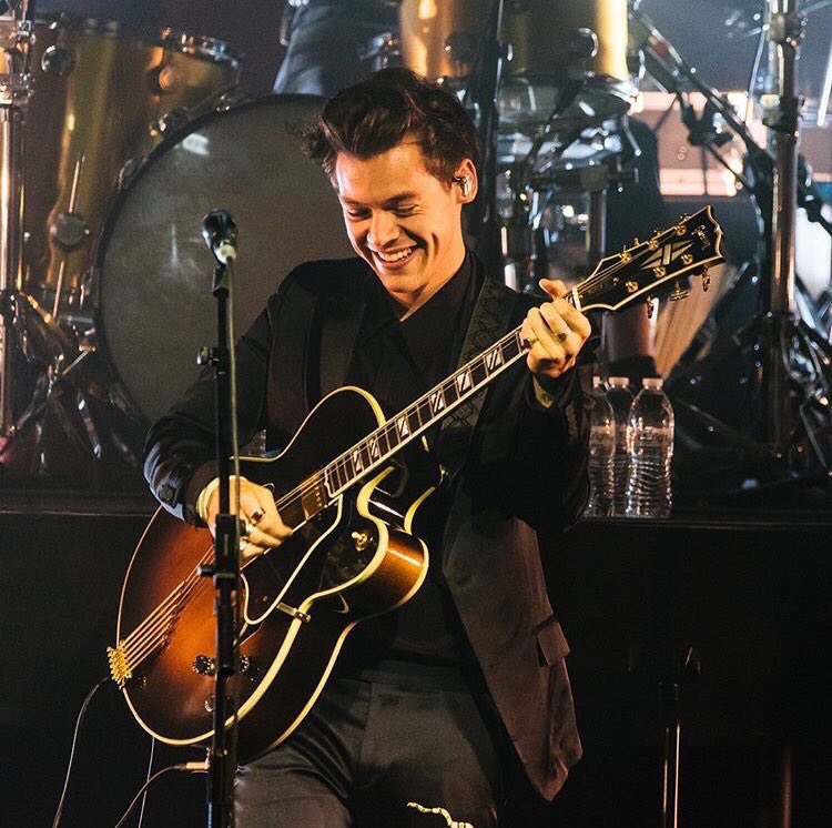 One Direction tweet media