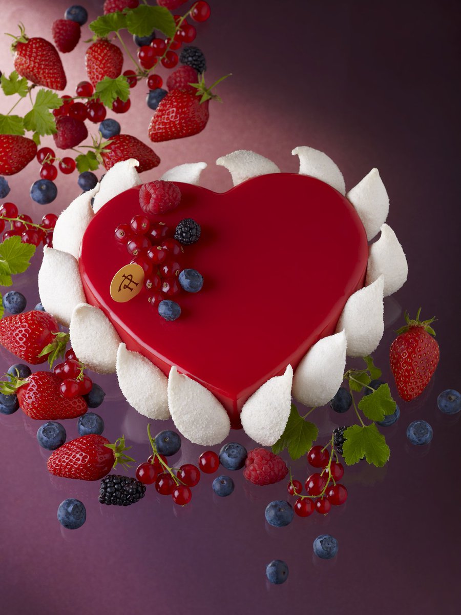 Pierre Herme Paris ピエール エルメ パリ バレンタインにロマンティックなハートのパティスリーはいかがでしょう 本日より直営ブティックには特別な3種類のケーキ クール タルト ショコラオレ クール ユルティム そして クール エラ が並ん