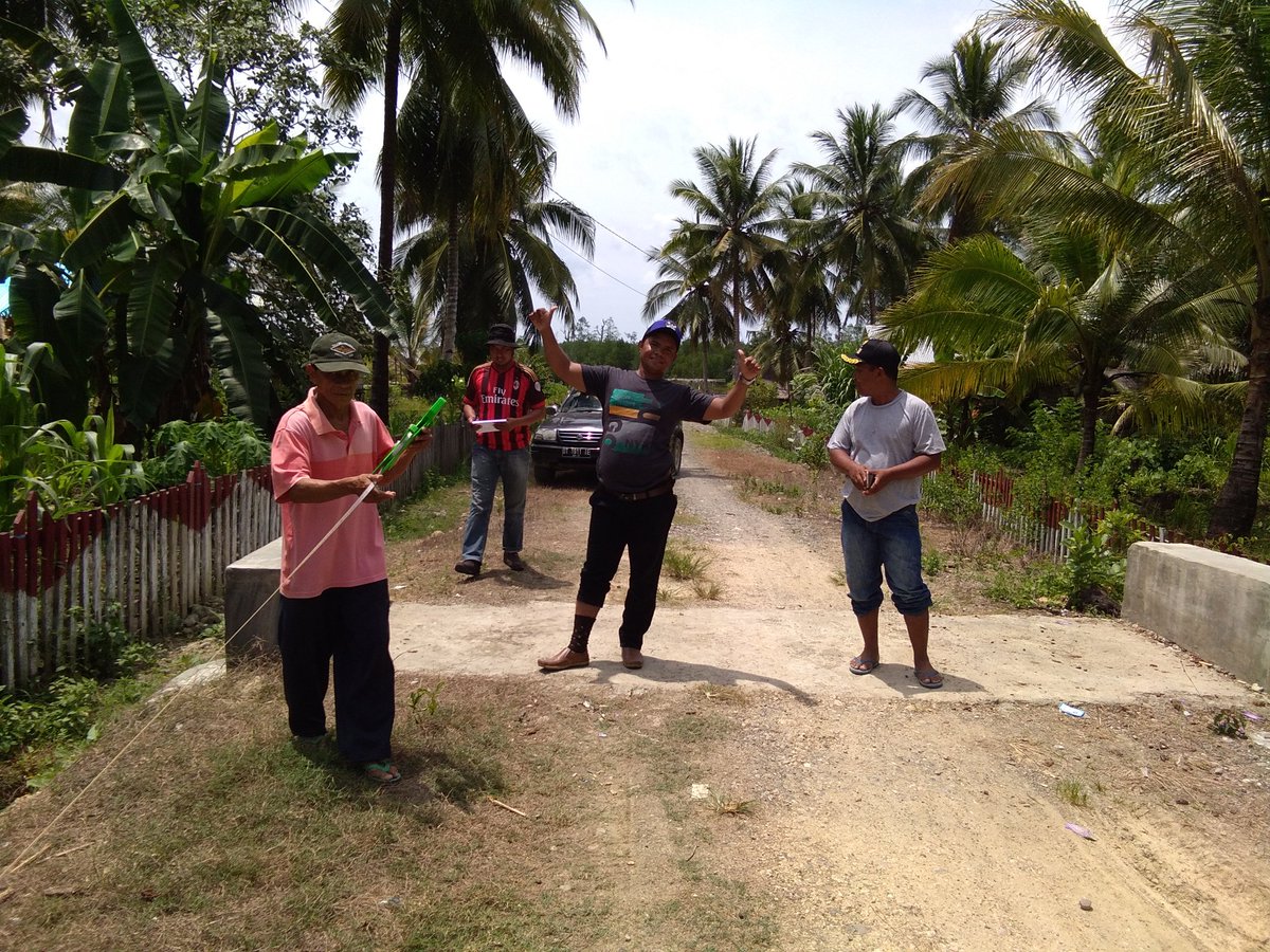 Musrif20's tweet photo. Kegiatan pengukuran pelurusan anak Kali desa raimuna, Kec Maligano kab. muna
#PadatKaryaTunai 
#TPPI Sultra#Muna
@Jokowi
@TPPI
@Kemendes
@Anwsanusi
@Abdmajid https://t.co/GU6fDDddx7