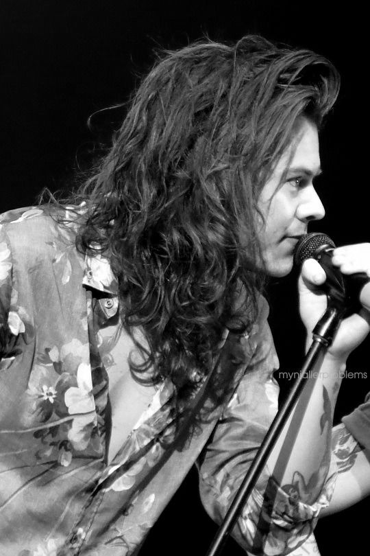 lwtswifty's tweet photo. alguém traz o long hair de volta 
#HappyBirthdayHarryStyles https://t.co/h7UqANMHMw