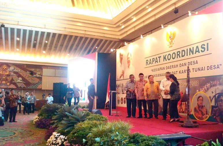 RAKORNAS kesiapan Padat Karya. Smg dgn #PadatKaryaTunai dpt menurunkan angka kemiskinan di #JawaTimur. Bergerak bersama #tppijawatimur untuk membangun Desa agar lbh mandiri.

@Jokowi
<a href="/EkoSandjojo/">Eko P. Sandjojo</a>
<a href="/anwsanusi/">Anwar Sanusi</a>
<a href="/taufikmadjid71/">IG : taufik.madjid</a>
@fachrilabalado
@dewantoandry