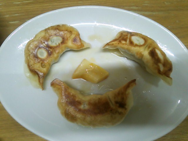 TirolRisa's tweet photo. そして、餃子に顔模様があったのだから、
餃子で顔を作れるだろう、と、 https://t.co/0hC6ILkQTp