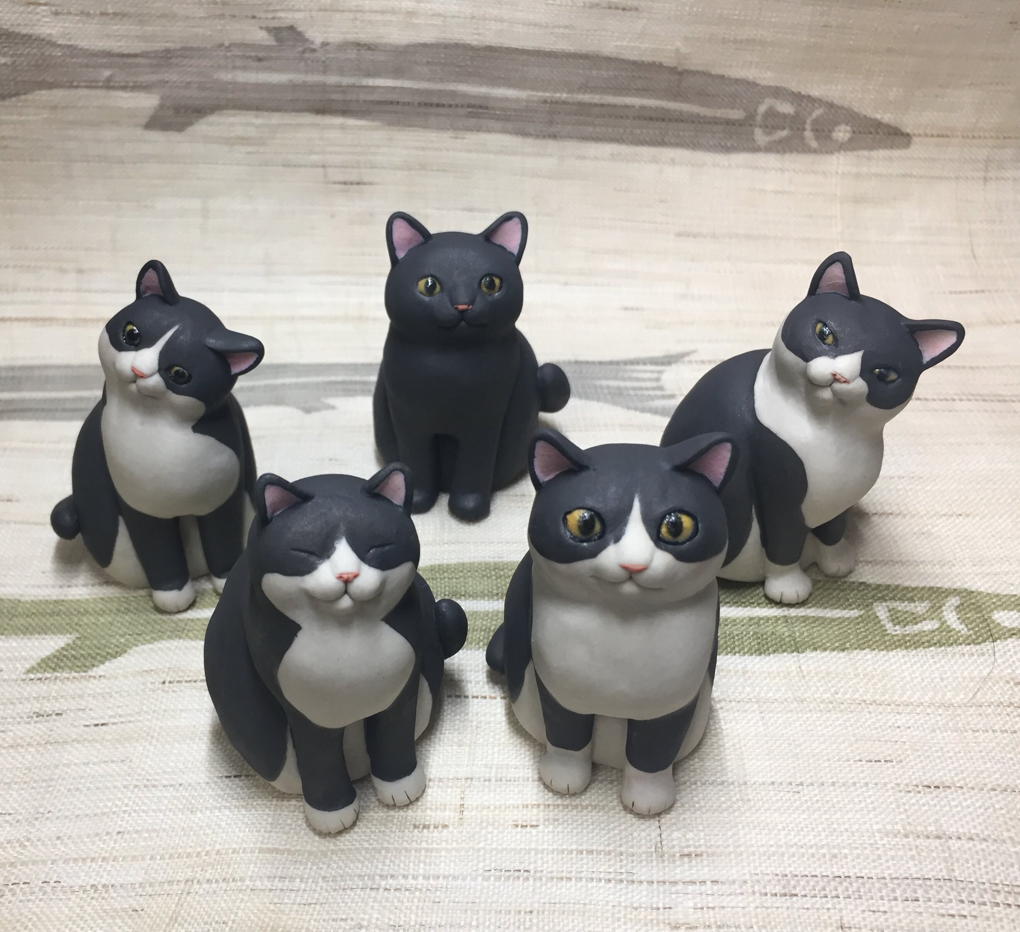 Tajicco 白黒猫と黒猫置物 手前の白黒猫 W は遠近法で顔が大きく見えてるわけではなく 普通に大きい顔です 新作置物は一部しか持って行かないので気になる子が居たらお声かけ下さい 百万遍さんの手づくり市 梅小路公園手づくり市 ニャンズ
