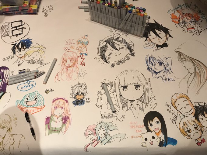 昨日のジャンプ+新年会の寄せ書き写真ですー!(' ω`*)写真が下手ですみません!一枚目の、みんながコピックでわちゃわちゃ描いてる途中の感じが好きです!
みんな上手で惚れ惚れでした! 