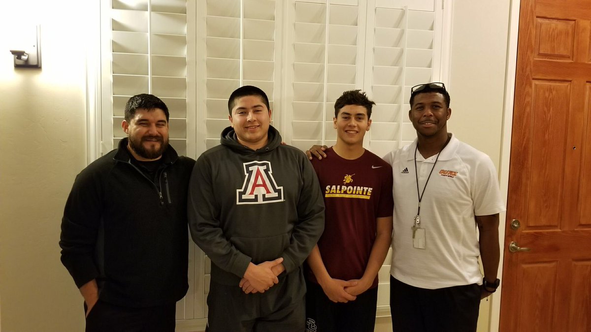 CoachBpayne28's tweet photo. Great Home visit with some Salpointe Ballers!!!! @andrew_j_21 @OUAZFootball #grinding24/7 #homevisits Thanks for having @CoachMoseOUAZ in your home visiting with your family. https://t.co/Cpjoz6Qjba