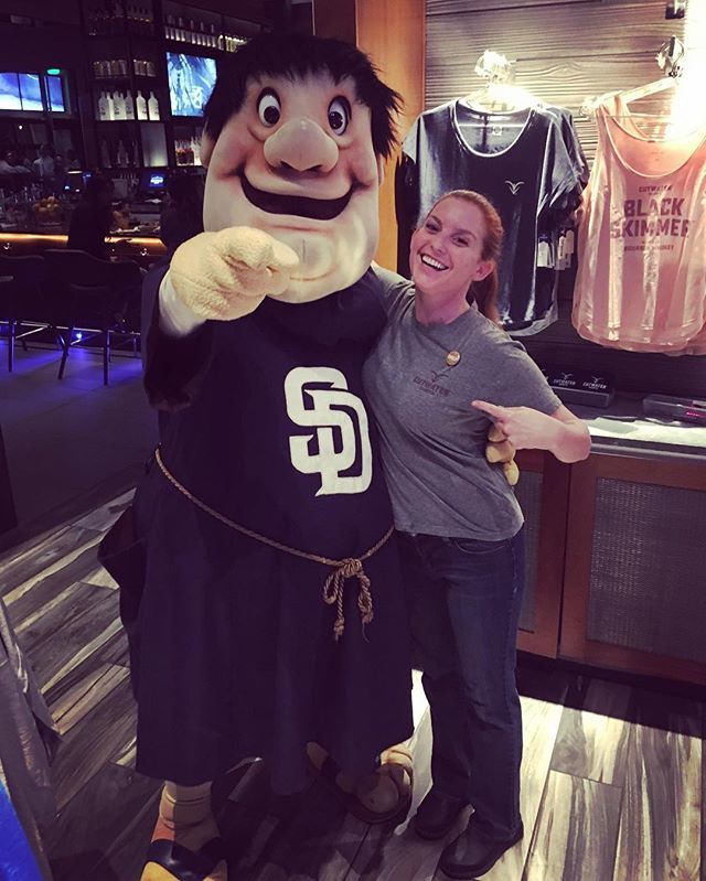 _Ginger_Lily's tweet photo. #GingerLily This guyyyyy! 🙌⚾️ Had some of the fantastic Padres organization as our guests this evening - of course that means the Padres’ Swinging Friar came with! Always fun to have back-up mimers for my tours! 🤣❤️ #theswingingfriar #friar #padr… https://t.co/NfZr70d7Ta https://t.co/OxdNrwh2WJ