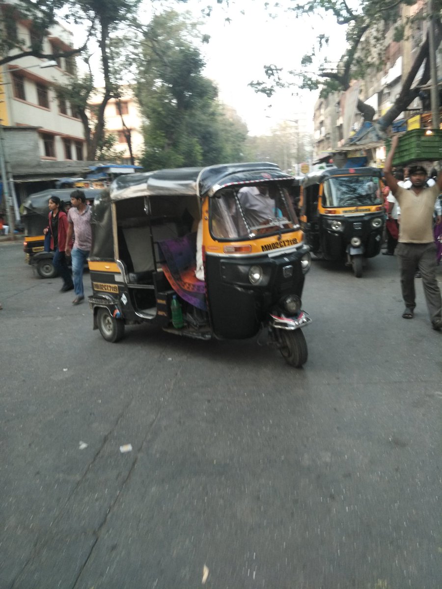 urvish_acharya's tweet image. Does it required to highlight every single day that outside kandivali stn(w) there is a chaos made by autos? One just cant walk safely. Traffic police chowki barely 300 mtrs cant stop this? This is 2nd time highlighting concern @mtptraffic @MumbaiPolice
