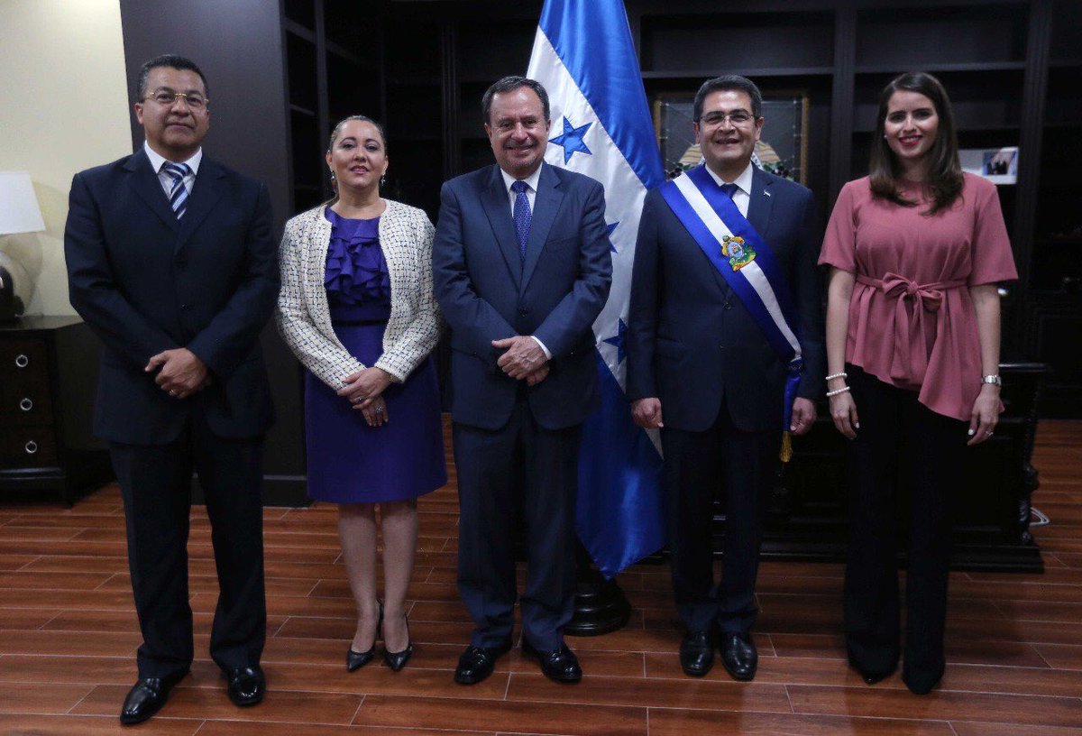 juandiegozelaya's tweet photo. El Presidente Hernández juramentó a los nuevos ministros de Educación y Energía. https://t.co/BoqQ6byv8l https://t.co/bpa0X4Lvs7