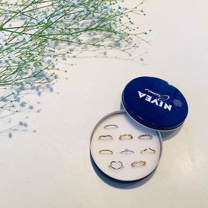 【ニベア缶の指輪ケースの作り方】

（1）空になった青缶をきれいに洗って乾かす
（2）缶のサイズに合わせてスポンジをカットし、中にはめ込む
（3）収納したい指輪などの数やサイズに合わせ、適宜切れ込みを入れる