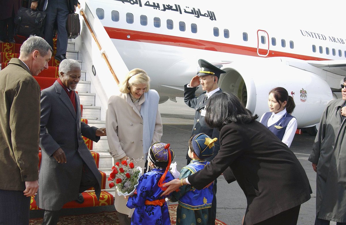 #TBT to 2002: Secretary-General Kofi Annan and Mrs Nane Annan are welcomed by children on arrival in Ulaanbaatar, #Mongolia