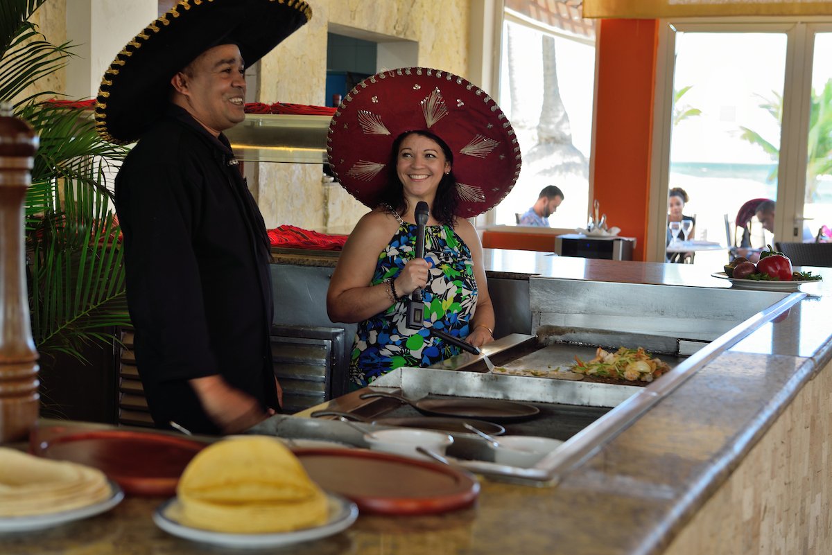 SazonandoTV's tweet photo. De la cocina mexicana, unas ricas fajitas de camarones, hechas con amor desde el Rest. La Hacienda. Disfrútalo en breve por Telesistema canal 11. https://t.co/8VLVZCDRsq