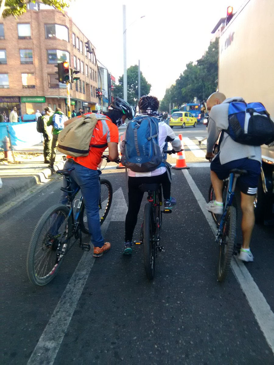Torruan's tweet photo. La ventaja del #DiaSinCarro2018 es que entre los ciclistas nos vamos ayudando😀😀 https://t.co/54GGAbHnF1