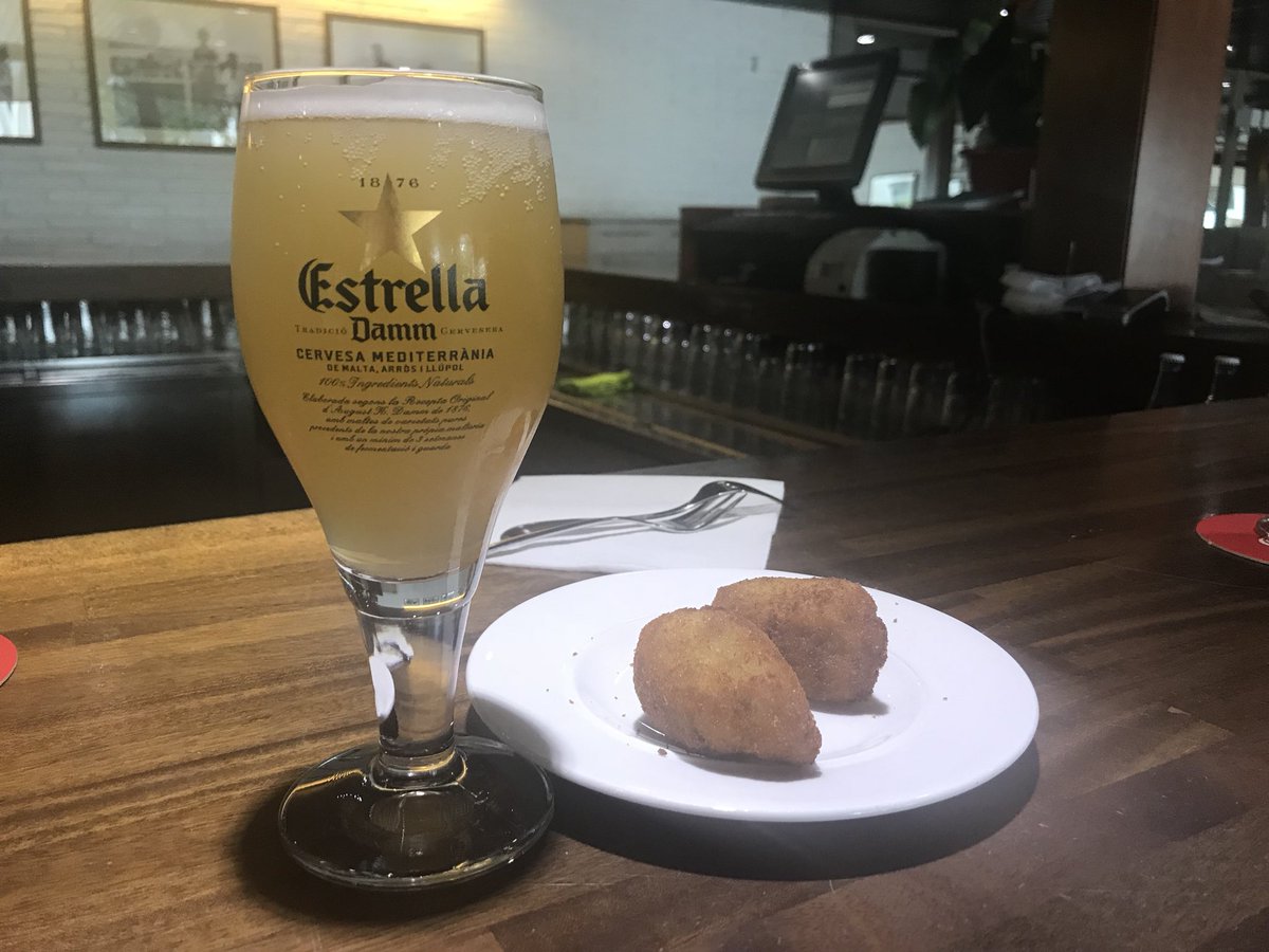 padel20's tweet photo. 2da Parada
📍@RCPoloBarcelona 
Reconociendo insitu junto a @padeltelevision de cara al #CE1a
Gracias @EvaGayoso por tu amabilidad 
Eso sí que no falten las croquetas y una @EstrellaDammEs 🍻 
#Padel #Proyectos #NetWorking https://t.co/ONd3ikPF7O