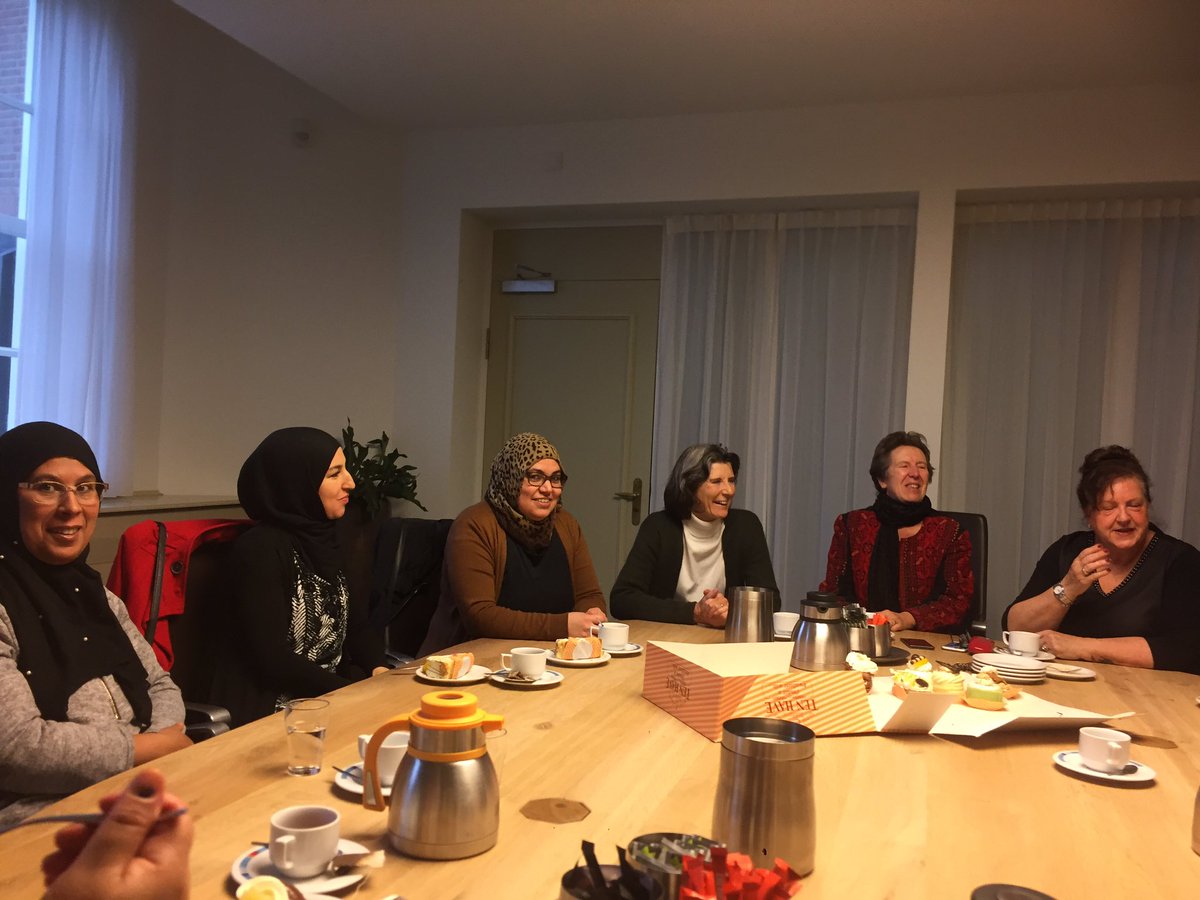 NadyaAboyaakoub's tweet photo. Samen met collega's @PatriciaLoozen @marlyklein geluisterd naar de mooie verhalen en gesprekken gevoerd over zingeving,netwerken,kansen en samen, met 9 Nijkerkse powervrouwen met n Marokkaanse achtergond die de empowermenttraining van Sabiel hebben gevolgd. Onder de indruk. https://t.co/nNeEm14SjQ