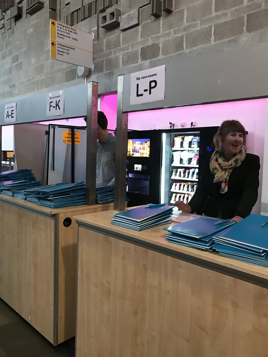 inge_schwartz's tweet photo. Al lekker druk met bezoekers voor conferentie #gamesidactiek @edhugames @HU_Utrecht #gamebusters https://t.co/RYQLWYWdvi