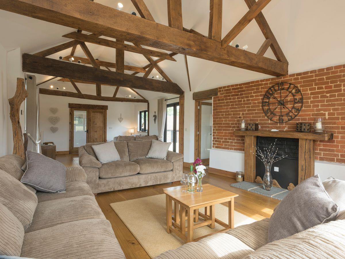 Summer House Stables in Catfield, near Stalham, Norfolk, welcomes 6 guests and 1 pet. Situated in the heart of the Broadlands, wildlife in abundance, this is a great base to discover the Broads and north Norfolk.
View more information here - goo.gl/5XMfz8
