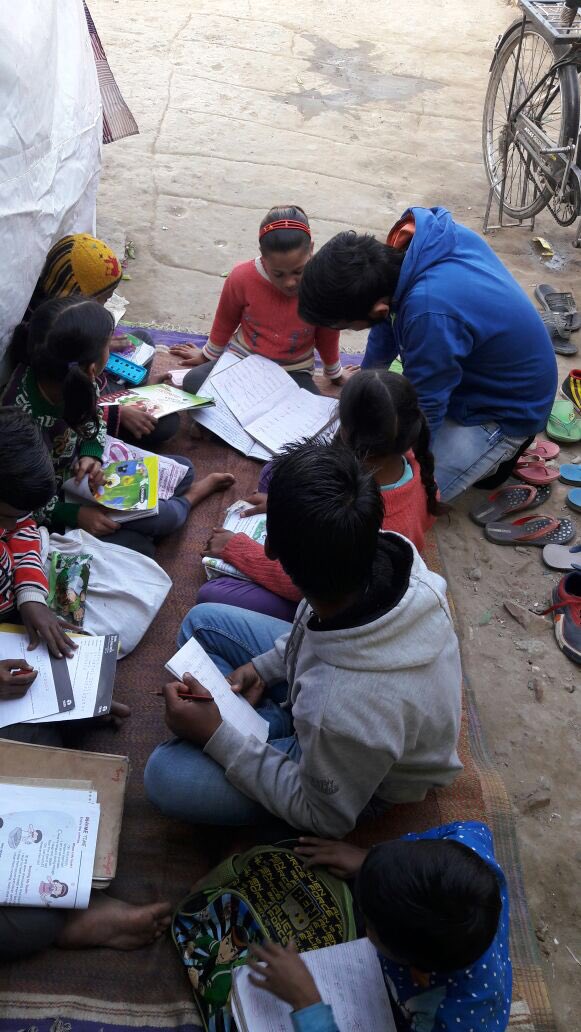 SarthakNGO's tweet photo. When the intent is right, nothing can stop you. π
(Aditya, volunteer is teaching children at our Munshipulia, Lucknow centre.)
#SarthakNGO #SarthakKids #teachers #education #FundEducation #learning #literacy #slum #LifeAtSlums #SlumsOfLucknow #EducationForAll https://t.co/qZMuj8o9p8