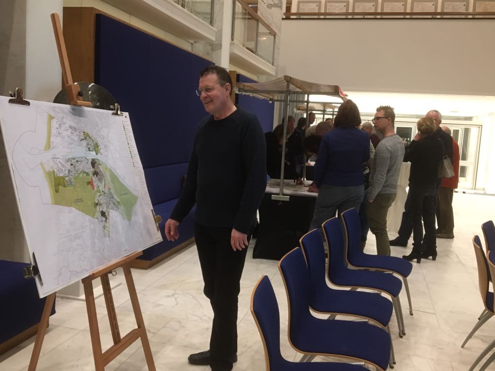 SterkVelsen's tweet photo. LGV aanwezig bij de sessie over de groenstructuur Visie. Wethouder Bal LGV heeft het startsein gegeven. De avond is bezocht door inwoners, vertegenwoordigers van wijkplatforms en enkele Raadsleden. Een belangrijke start voor groen door heel Velsen https://t.co/WryDbuBaXm