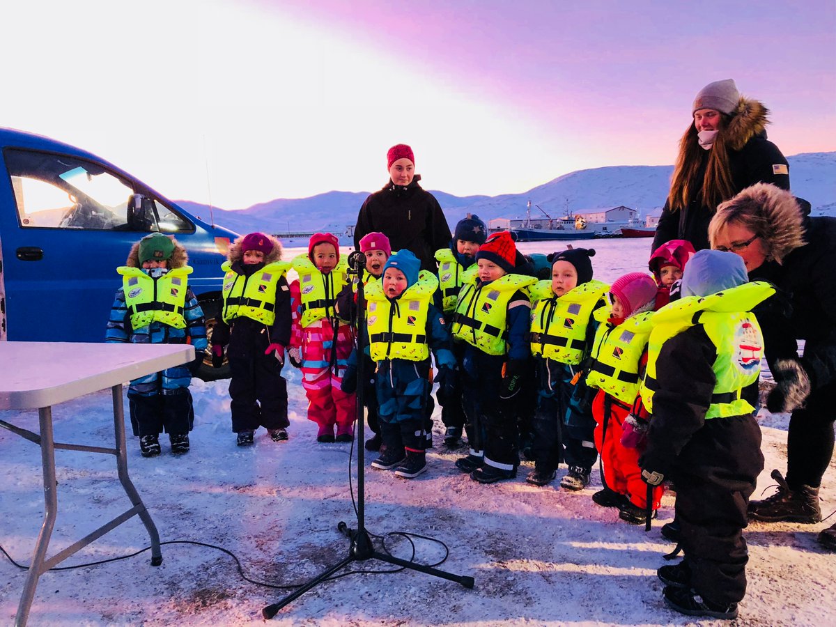 OddbjoernNesje's tweet image. @SMossleth @helgeorten Bengt Rune Strifeldt @frp_no Steinar Reiten @KrFNorge Tusen takk for at dere kom på åpningen av ny #skøytestasjon i #Mehamn mandag og for deres innsats i arbeidet med å få på plass en ekstra #redningsskøyte i #Finnmark! bit.ly/2BHP1SS