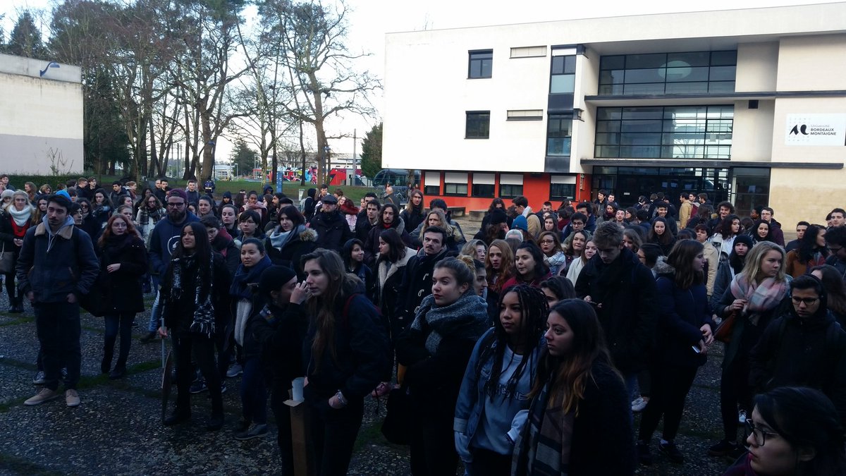 MarieDuretPujol's tweet photo. AG sur le parvis de l'@UBMontaigne avant de partir en débrayage des amphis et TD. #selectionpiegeacon #Manif1erFevrier https://t.co/Snc3np4DBM